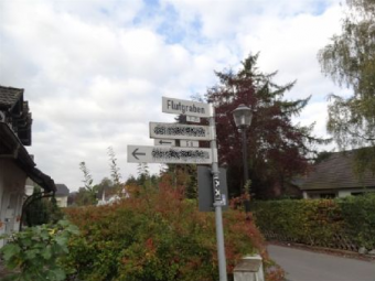 Straßenschild mit eindeutigem Hinweis auf Hochwassergefährdung
